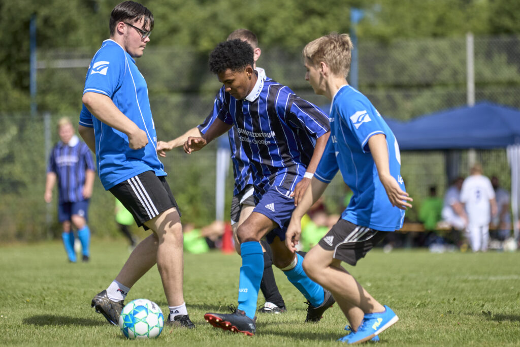 3 Spieler auf dem Rasen
