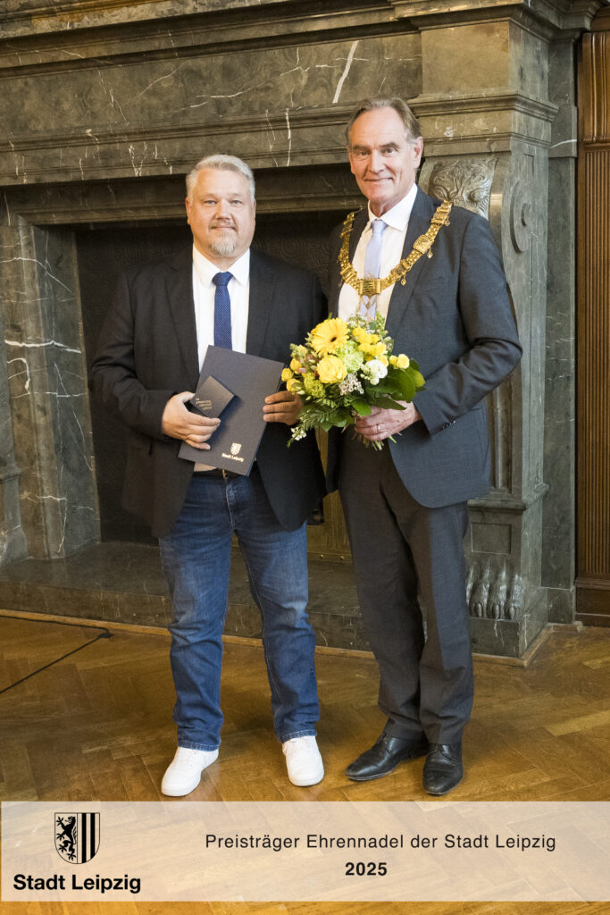 Axel und der Oberbürgermeister mit Blumenstrauß im Rathaus